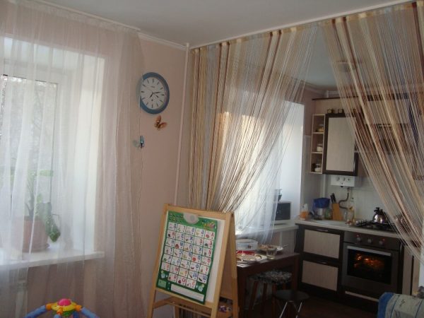 Нитяные шторы в интерьере кухни: виды, плюсы и минусы, фото