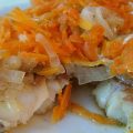 Минтай, запеченный в духовке в фольге с картошкой, луком, морковью, рецепты с фото, видео