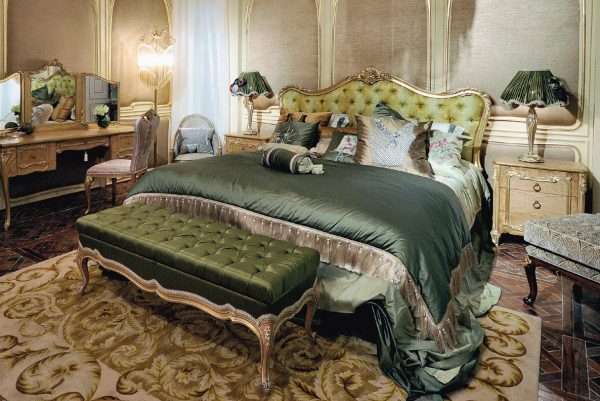 Шафрановый цвет текстиля в оформлении спальни в классическом стиле