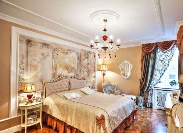 Настенная роспись в интерьере спальни в классическом стиле
