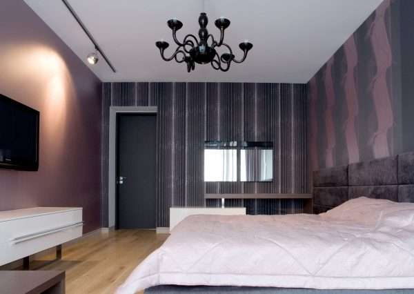 Светлые потолки в спальне в стиле минимализм