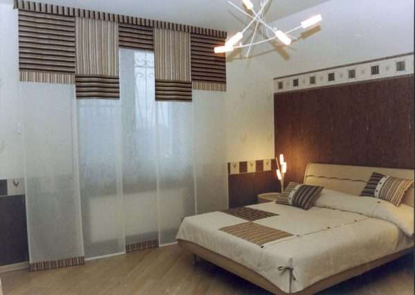 Японские шторы для минималистской спальни.