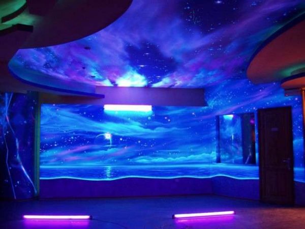 Флуоресцентные 3Д обои на стенах и потолке