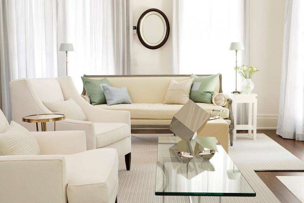 стильная белая мебель в гостиной с подушками