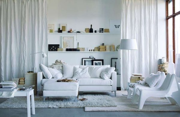 белая мебель в гостиной с открытыми полками