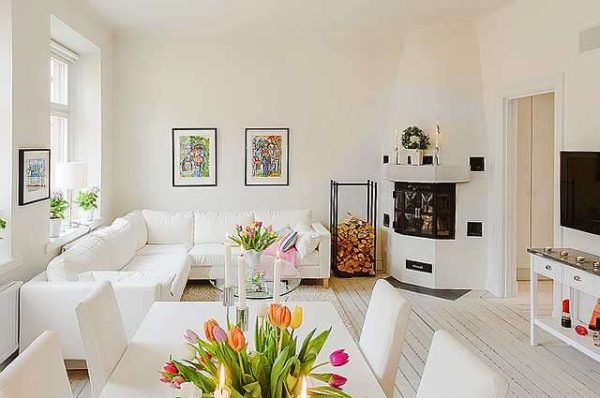 белая мебель в гостиной с цветами