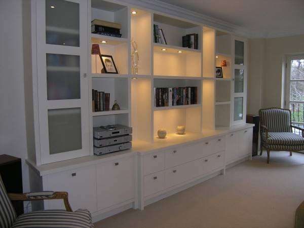 корпусная белая мебель в гостиной 