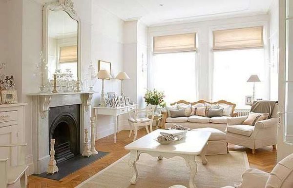 интерьер с белой мебелью в гостиной барокко