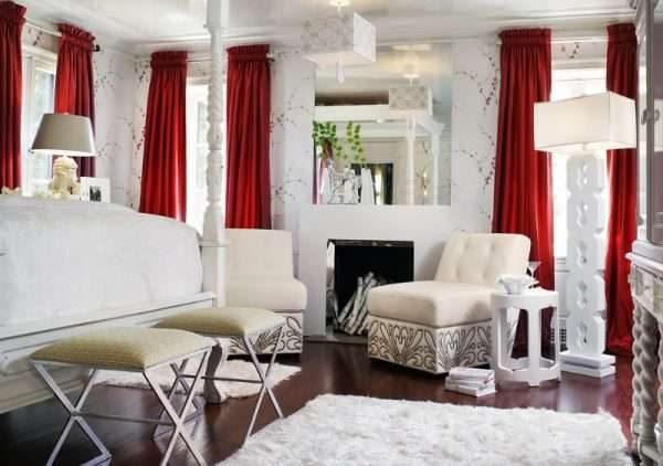 бордовые шторы в гостиной с белыми стенами