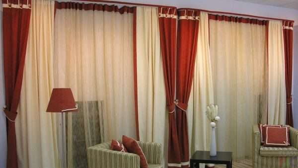 бордовые шторы с тюлью в интерьере гостиной