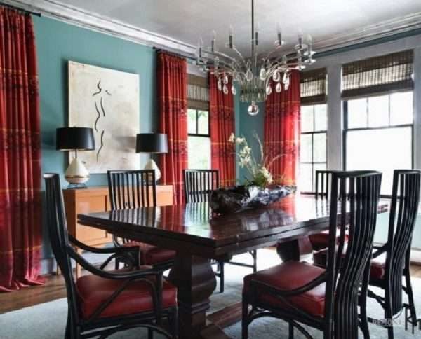 бордовые шторы в интерьере гостиной с голубыми стенами и чёрной мебелью