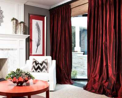 бордовые шторы в интерьере гостиной с камином