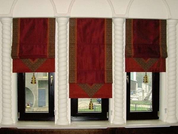 бордовые шторы в интерьере гостиной в восточном стиле