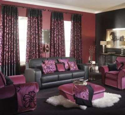 бордовые шторы с чёрным орнаментом в интерьере гостиной