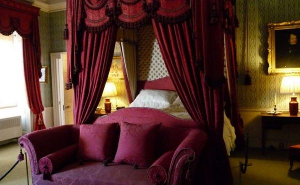 шторы насыщенного бордового цвета в интерьере гостиной