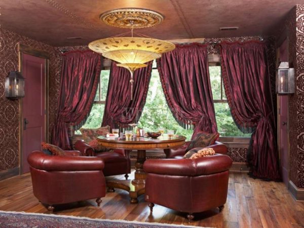 бордовые шторы в интерьере гостиной в классическом стиле