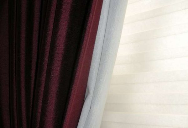 бордовые шторы в интерьере гостиной