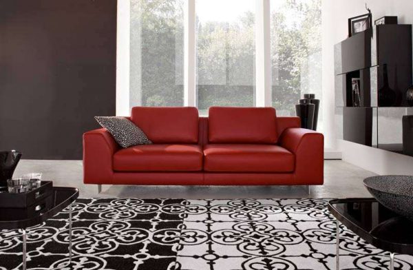 красный диван в интерьере черно-белой гостиной