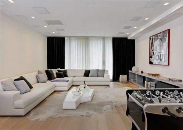 большой угловой диван в интерьере черно-белой гостиной