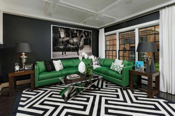 зеленый угловой диван в интерьере черно-белой гостиной