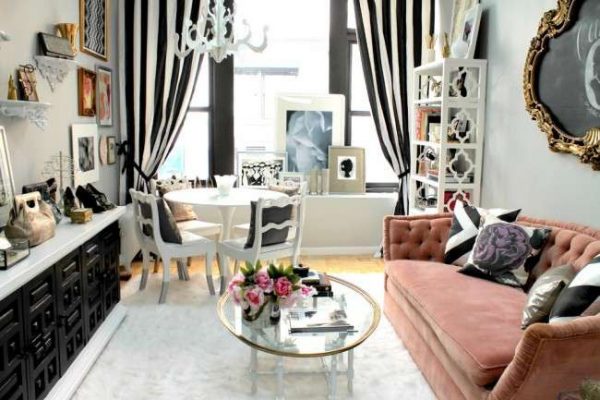 розовый диван в интерьере черно-белой гостиной