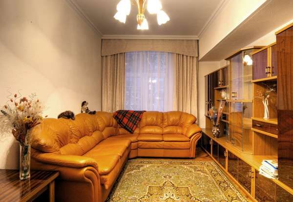кожаный угловой диван в интерьере гостиной