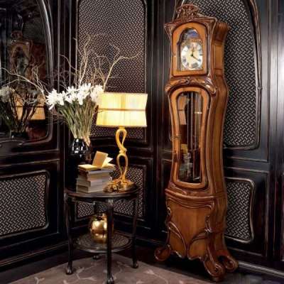 стильные часы в интерьере гостиной 17 кв. м в классическом стиле