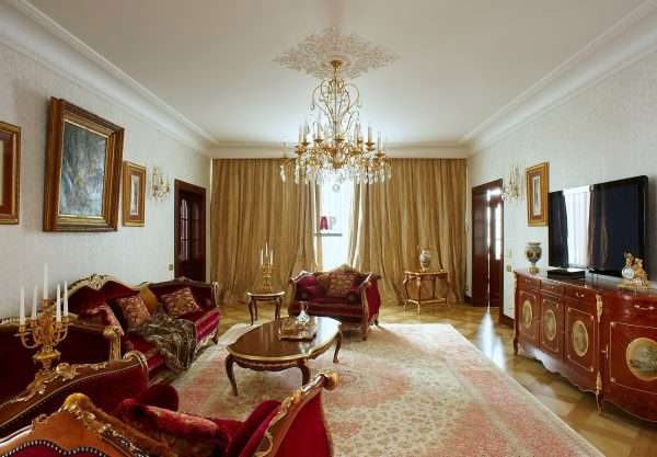 роскошная хрустальная люстра в интерьере гостиной 17 кв.м. в классическом стиле