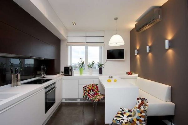 дизайн кухни гостиной 13 кв.м. с белой мебелью