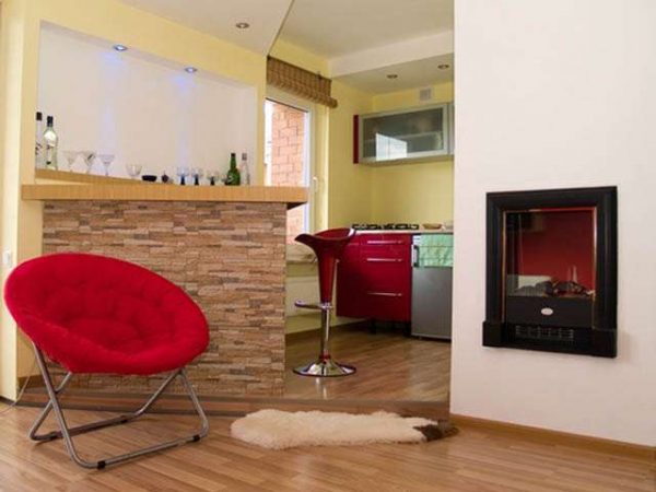 кресло красное в интерьере кухни гостиной 13 кв. м