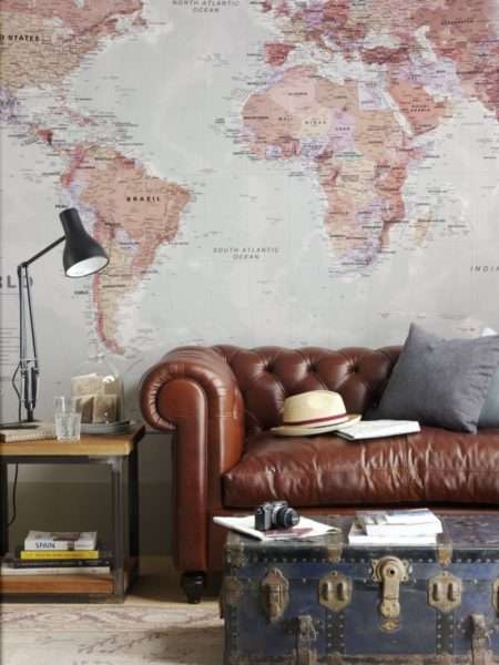 кожаный диван в интерьере современной гостиной