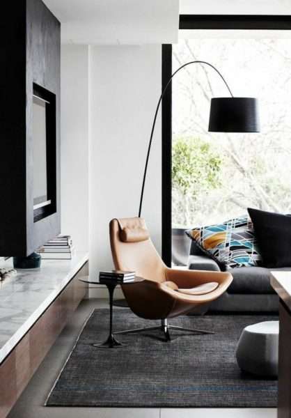 роскошное кресло с торшером в интерьере современной гостиной