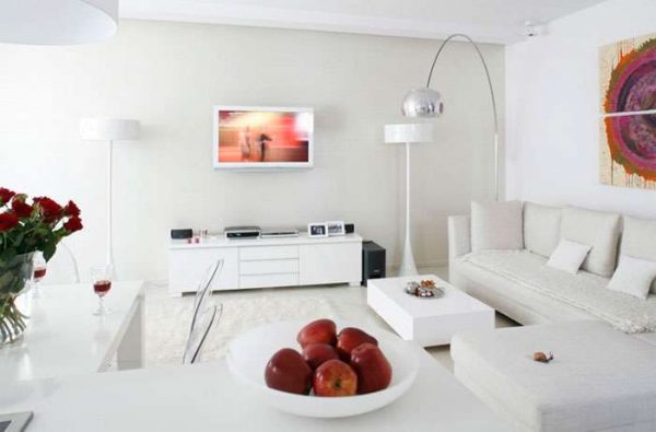 телевизор в интерьере гостиной на белой стене