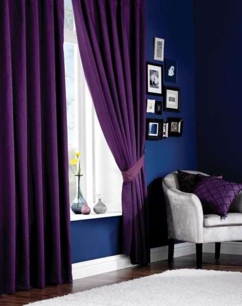 сочетание фиолетового и синего в интерьере гостиной