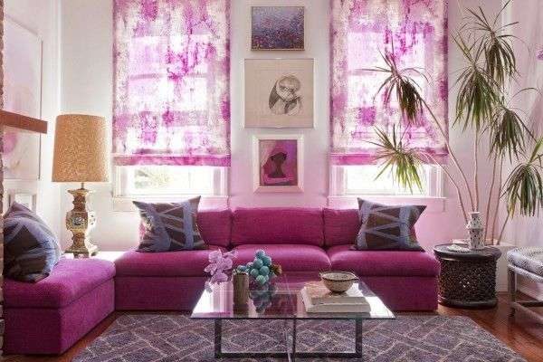 рулонные фиолетовые шторы в гостиной