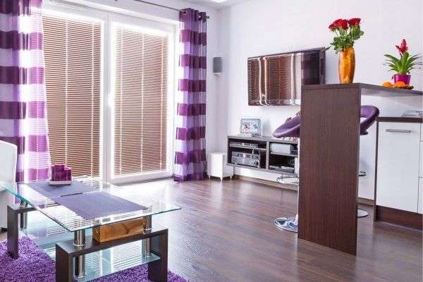 фиолетовые шторы с горизонтальной полоской в интерьере гостиной