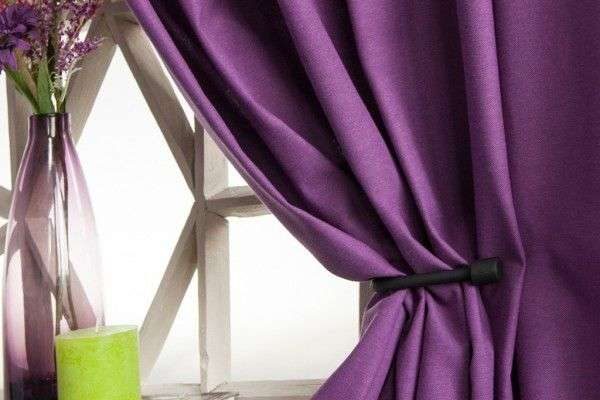 фиолетовые шторы в интерьере гостиной