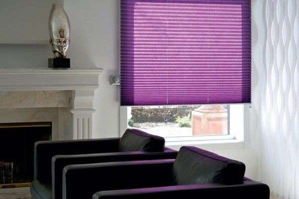 фиолетовые шторы жалюзи в интерьере гостиной