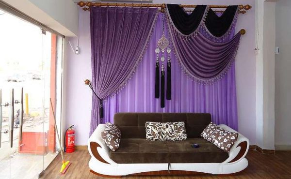 фиолетовые шторы в гостиной на стене