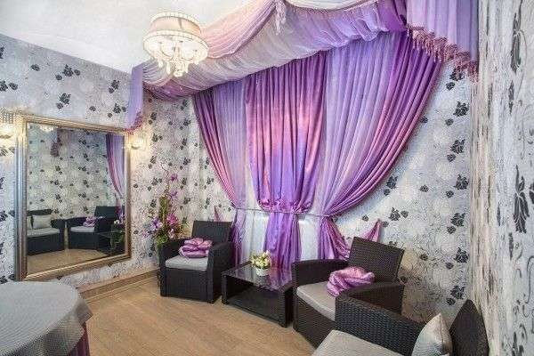 фиолетовые шторы в будуаре гостиной