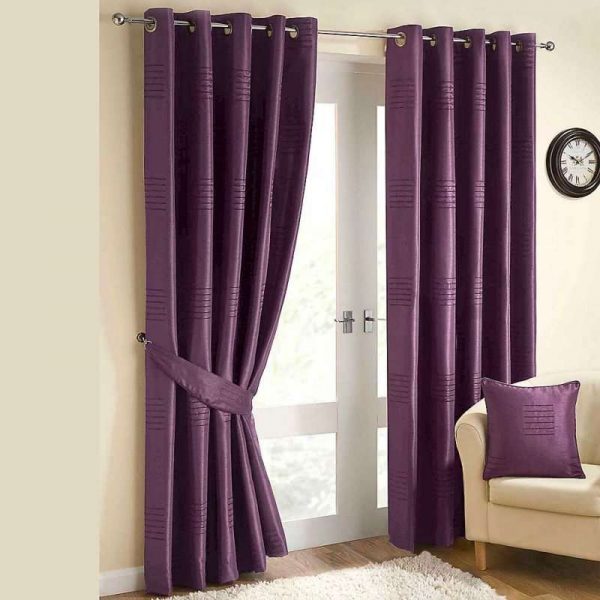 фиолетовые шторы с подхватом в интерьере гостиной