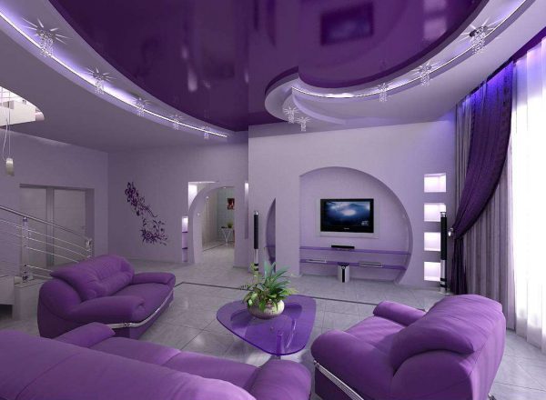 фиолетовые шторы в гостиной с точечным освещением