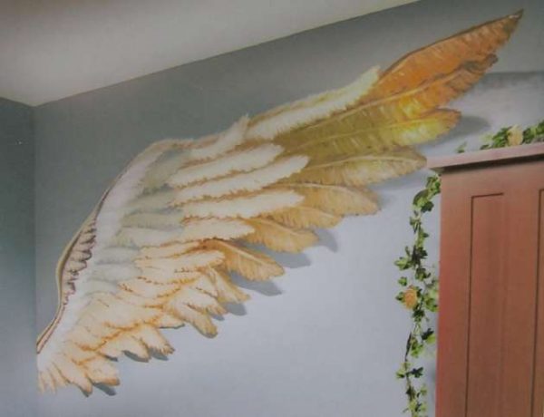 фреска с крылями ангела в интерьере гостиной