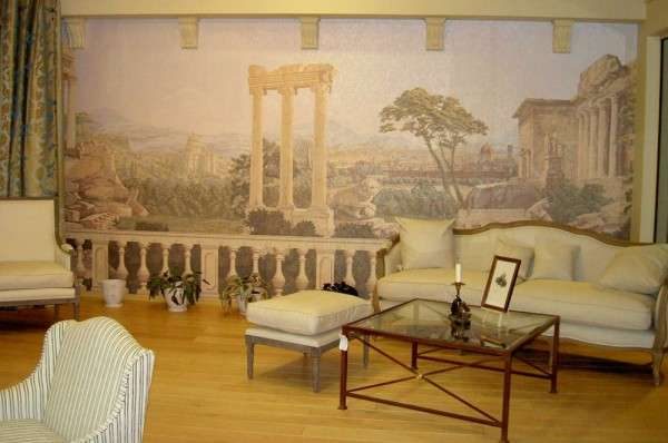 фреска в римских тонах в интерьере гостиной