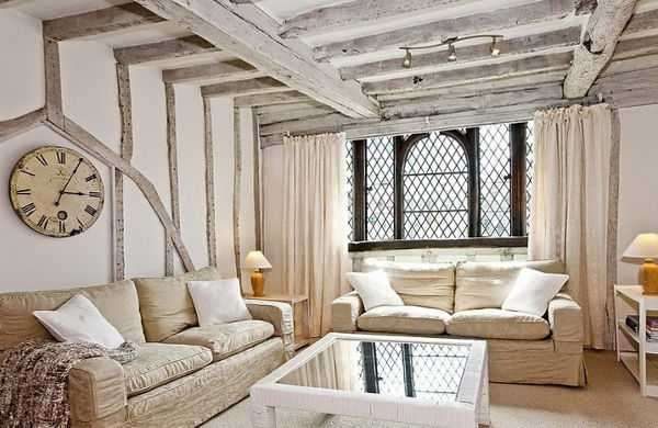 в интерьере гостиной в стиле прованс деревянные балки на потолке