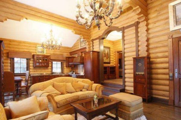 роскошная люстра в интерьере гостиной в деревянном доме