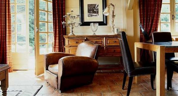 кожаное кресло в интерьере гостиной кантри