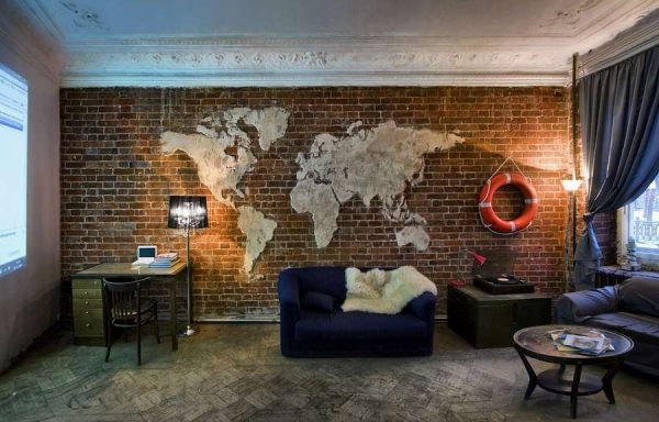 стены с картой мира в интерьере гостиной в стиле лофт