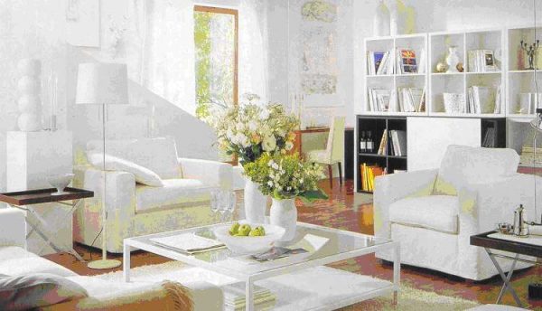 белая мебель в интерьере светлой гостиной