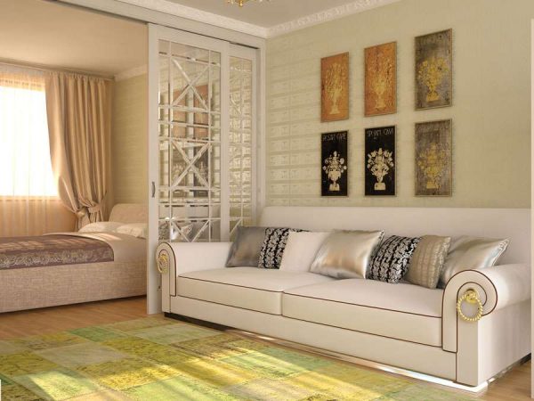 стильный диван в интерьере светлой гостиной